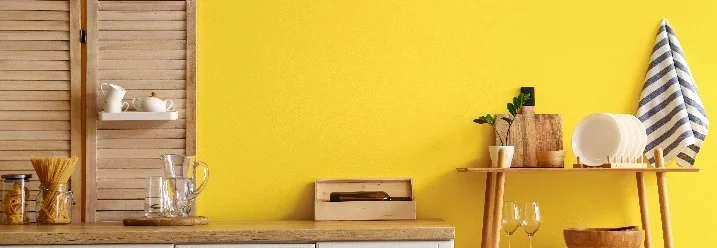 Stilvolle Küche mit gelber Wand